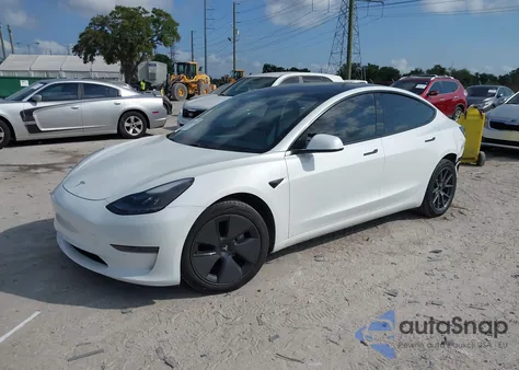2021 Tesla Model 3 Standard Range Plus Rear-Wheel Drive z USA, uszkodzony, nr VIN 5YJ3E1EA6MF973154